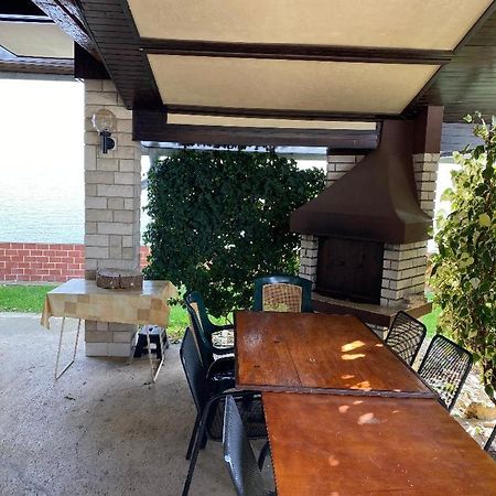 Adorable 1-Bedroom Guesthouse & Private Parking Place Velika Mlaka Esterno foto