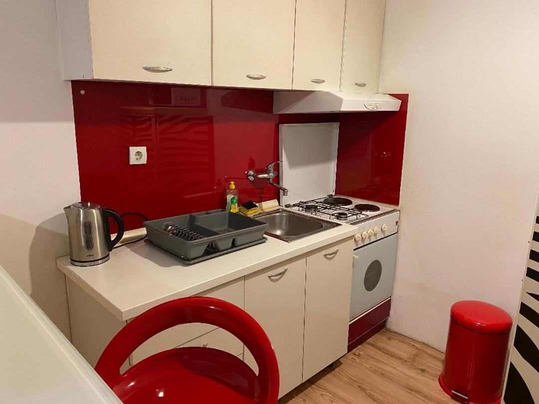 Adorable 1-Bedroom Guesthouse & Private Parking Place Velika Mlaka Esterno foto